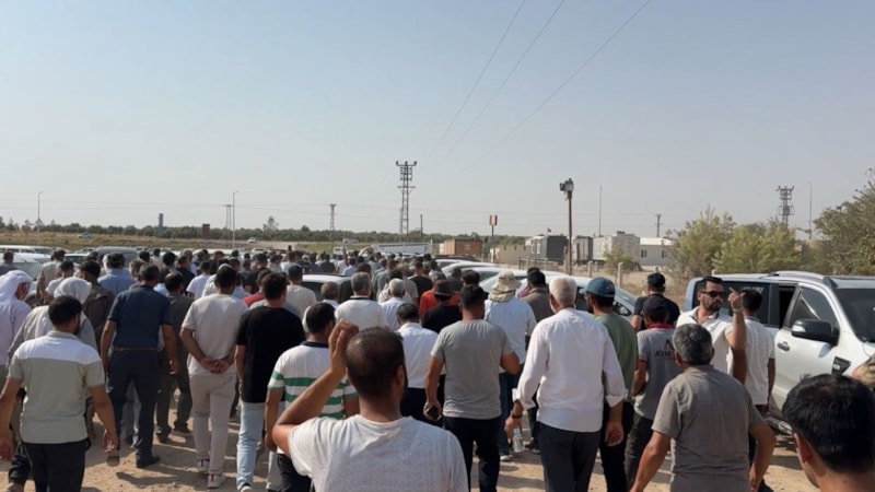Şanlıurfa'daki çiftçilerin sulama protestosu: Borularla yol kapattılar