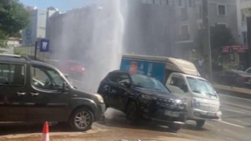Kadıköy'de su borusu patladı: Tazyikli su metrelerce havaya fışkırdı