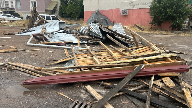 Sivas'ta sağanak sonrası kuvvetli rüzgar