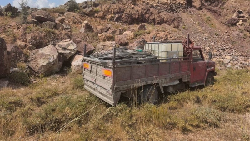 Kayseri'de çalıntı elektrik tellerini kayaların arasına saklayan 3 kişi yakalandı