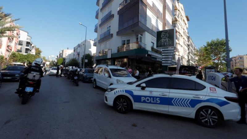 Antalya'da yaşadığı dairede boğazı kesilmiş halde bulundu