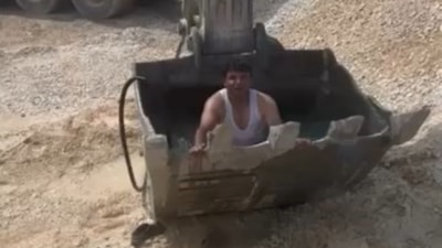 Elazığ'da işçilerden sıcaklara ilginç çözüm: Kepçeyi havuza çevirdiler