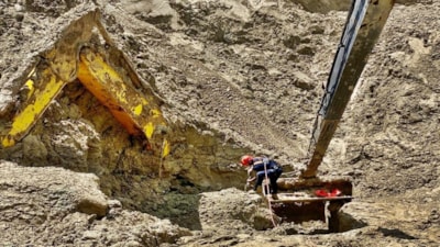 Silivri'de kum ocağındaki göçükte kalan kepçe operatörünün cansız bedeni bulundu