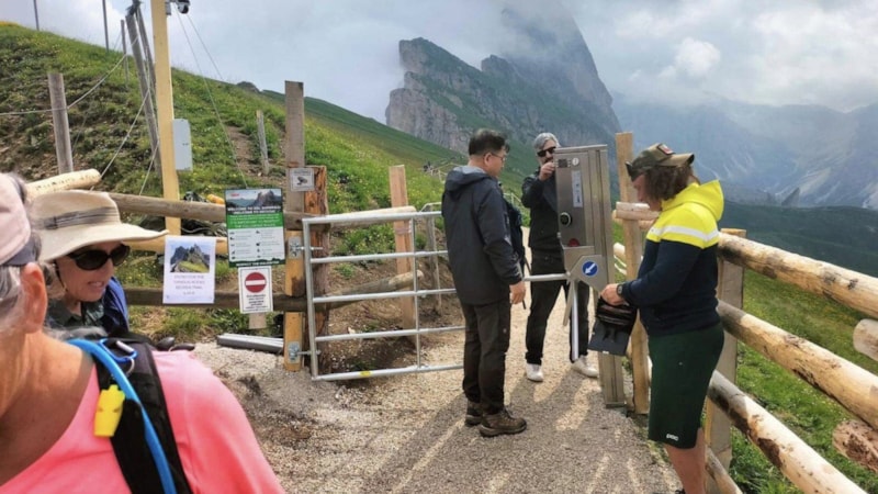 İtalya'da köylüler, turistlere karşı dağlara turnike kurdu