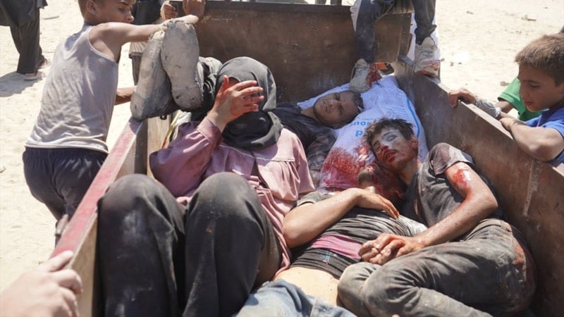 Gıda yardımı almaya koşan Gazzeliler, İsrail'in saldırısına uğradı