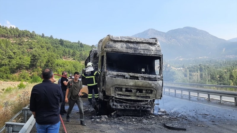Burdur’da buğday yüklü tır alev aldı