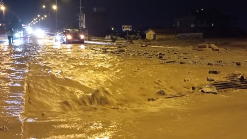 Konya'da etkili olan sağanak sele dönüştü
