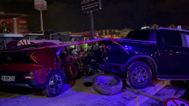 Bursa'da feci kaza:  Otomobildeki 2 kardeş can verdi