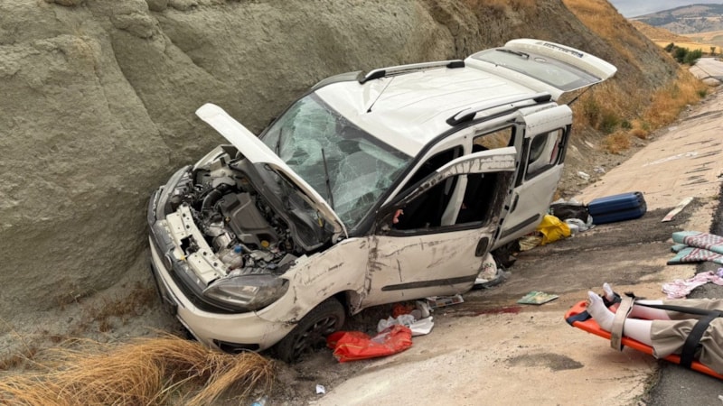 Amasya’da yoldan çıkan araç toprak yığınına çarptı: 4 yaralı