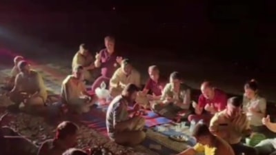 Bursa'da yangınlarla mücadele eden ekipler her akşam yemeğinden sonra dua ediyor