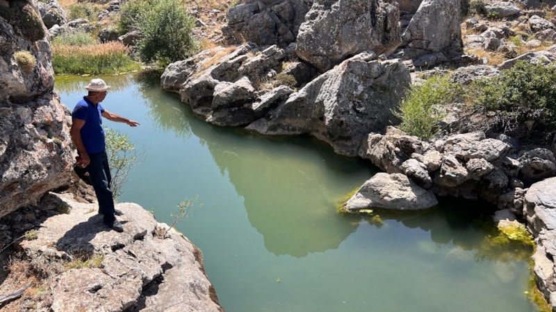 Kahramanmaraş'ta kayaların arasındaki göl, manzarasıyla büyülüyor