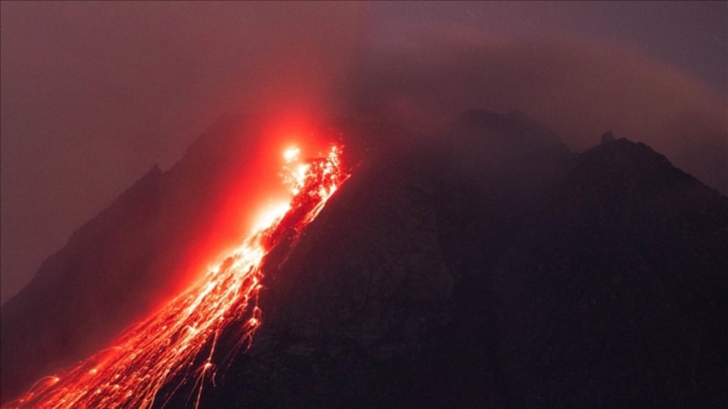 Endonezya'daki Lewotobi Laki-Laki Yanardağı patladı! Turistler alarma geçti