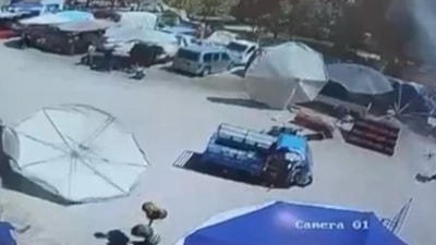 İzmir'de pazar şemsiyesi hamile kadın ve çocuğunun üzerine düştü