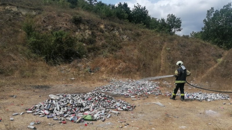 Kocaeli'de ormana bırakılan yüzlerce sprey kutusu paniğe sebep oldu