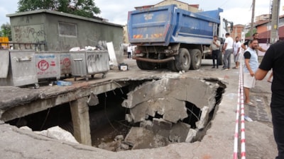 Kocaeli'de beton zemin çöktü: Hafriyat kamyonu içine düştü