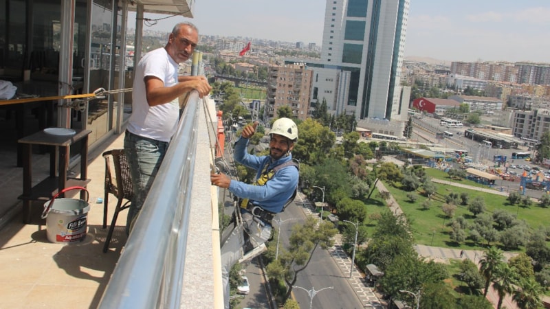 Şanlıurfa'nın endüstriyel dağcıları: Metrelerce yükseklikte çalışıyorlar