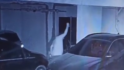 Isparta'da sitenin otoparkındaki araçlara zarar veren kişi güvenlik kamerasında