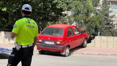 Konya'da dur ihtarına uymayan sürücü önce polise ardından duvara çarptı