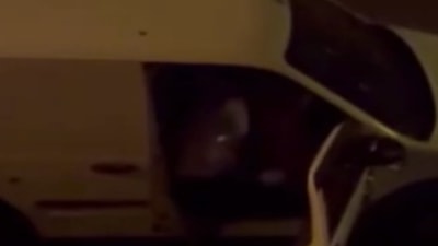 İstanbul'da bir şahıs sokak ortasında eşini darbedip araçtan indirmeye çalıştı