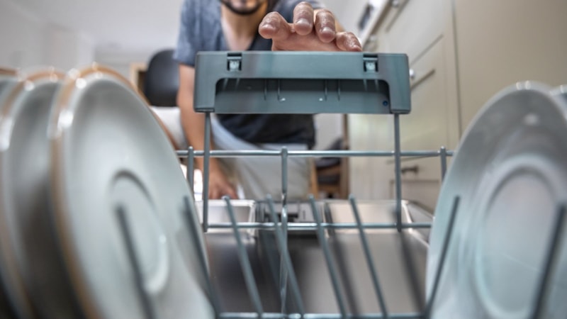 Bulaşık makinesinde bu eşyaları asla yıkamayın: Makineye ve sağlığa zarar veriyor