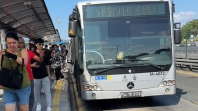 İstanbul'da metrobüs arızası: Yolcular indirildi