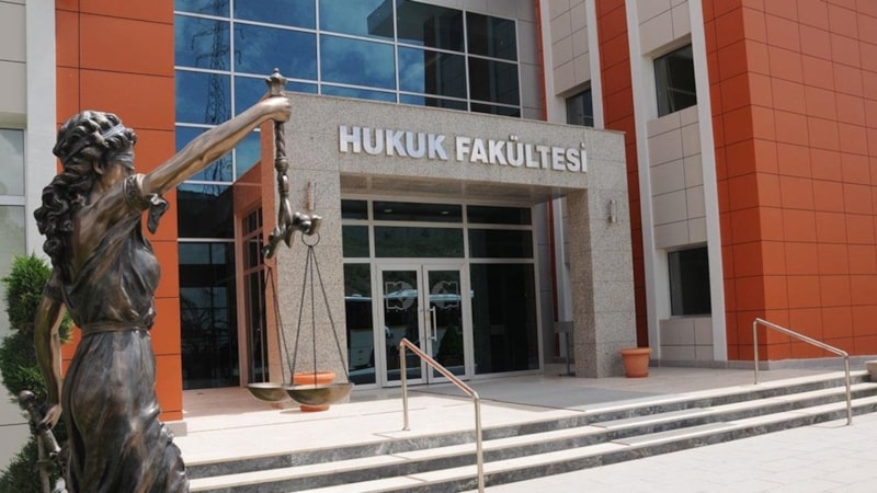Bakan açıkladı: Hukuk fakültelerine girişte artık o şart aranacak!