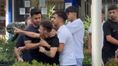 İstanbul'da yolu kapatıp ürün indiren nakliyeci mahalle esnafı tarafından darbedildi