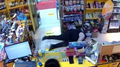 Sakarya'da fenalaşan adam bir anda yere yığıldı: Kalp krizi geçirerek hayatını kaybetti