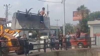 Adana'da iş makinesi çocuklara tramplen oldu