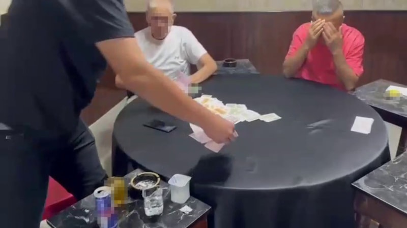 Hatay'da kumar masasında yakalanan şahıs, 'kameraya çekme' diyerek tepki gösterdi