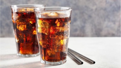 Şekersiz deyip geçmeyin: Gazlı içecekler diyabet riskini ciddi şekilde artırıyor