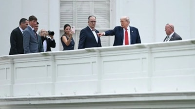 Donald Trump Beyaz Saray'ın çatısına çıktı