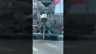 İstanbul Arnavutköy'de yola beton dökerek ilerleyen beton mikseri kamerada