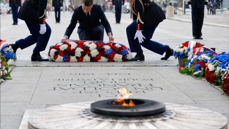 Fransa'da savaş anıtı ateşinde sigara yakıldı