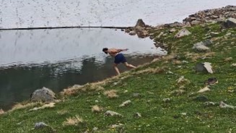 Artvin’de yaz ortasında karla kaplı göle girdiler