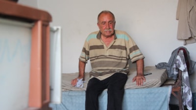 Adana'da aynı gün evini ve eşini kaybeden adam tek odalı evde yaşamaya başladı