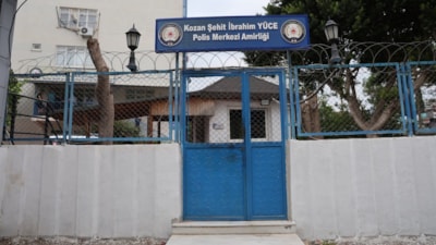 Adana'da çektiği krediyi dolandırıcılara göndermek üzereyken polis müdahale etti