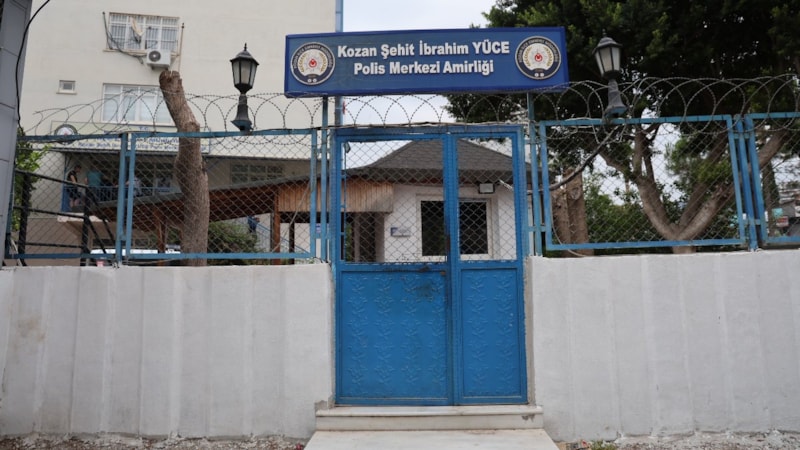 Adana'da çektiği krediyi dolandırıcılara göndermek üzereyken polis müdahale etti