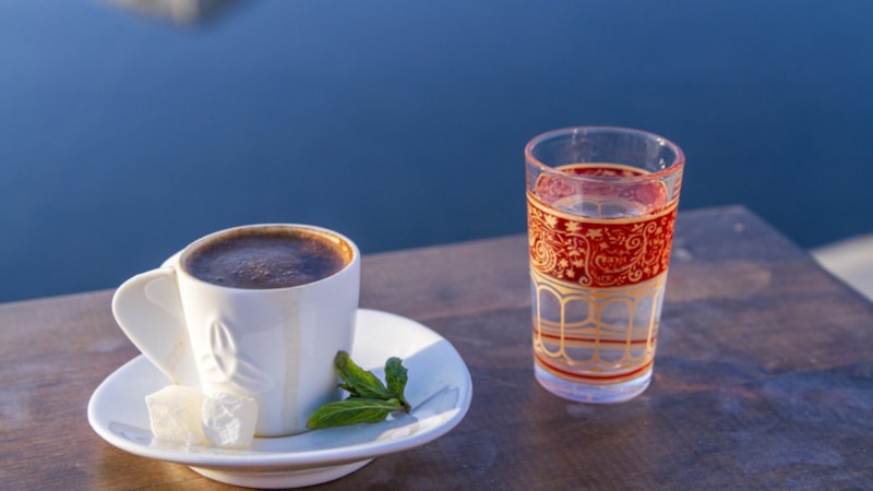 Türk kahvesinin yanında su ikram edilmesinin sebebi bakın neymiş!