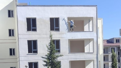 Adıyaman’da korumasız çalışan işçi, yürekleri ağza getirdi