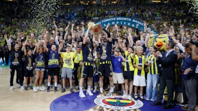 Fenerbahçe'nin şampiyonluk kupaları Rotterdam'da