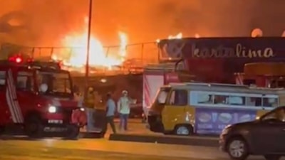 İstanbul Kartal'da balıkçı barınağında çıkan yangın 5 restorana sıçradı
