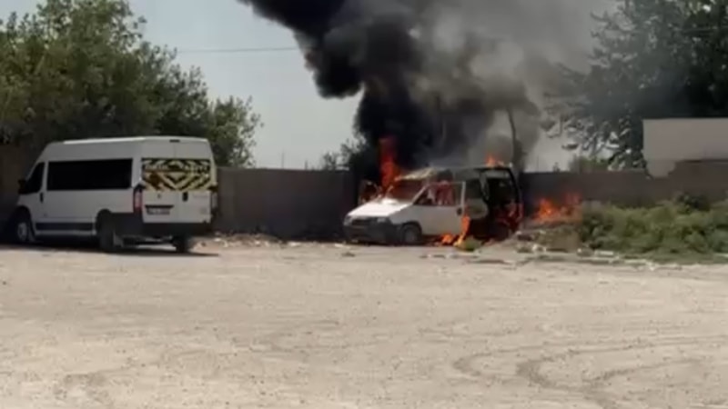 Mardin’de park halindeki araç alev alev yandı