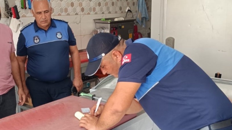 Adana'da hijyen kurallarına aykırı et taşımaya ceza yazıldı
