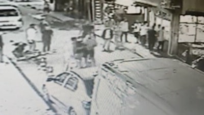 İstanbul'da bir kahvehaneyi, uzun namlulu silahlarla taradılar