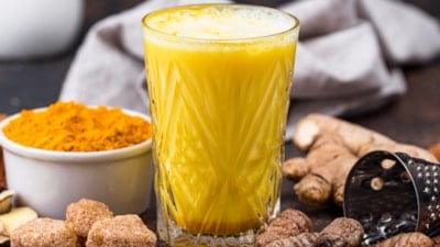 Zerdeçallı süt mucizevi etkileriyle binbir derde deva oluyor