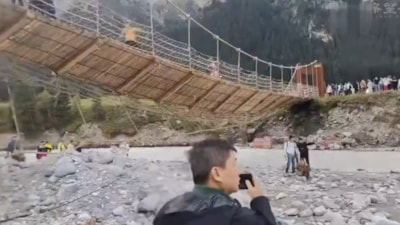 Çin'de asma köprünün halatı koptu: 5 ölü, 24 yaralı