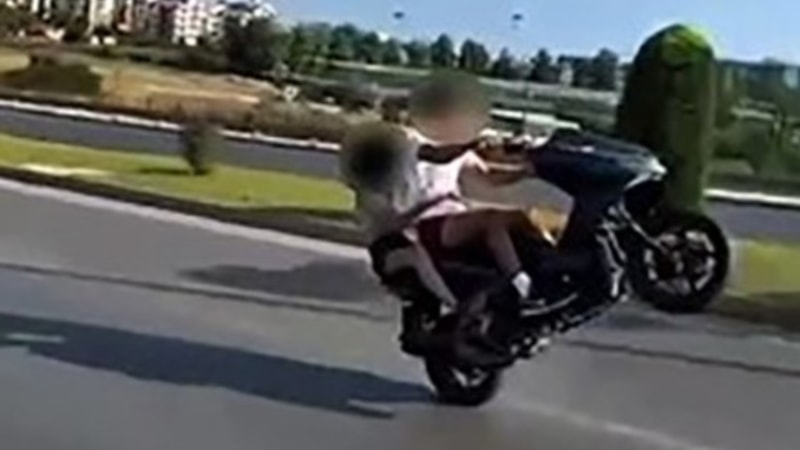 Antalya’da trafiği tehlikeye atan motosiklet sürücüsüne 20 bin lira ceza