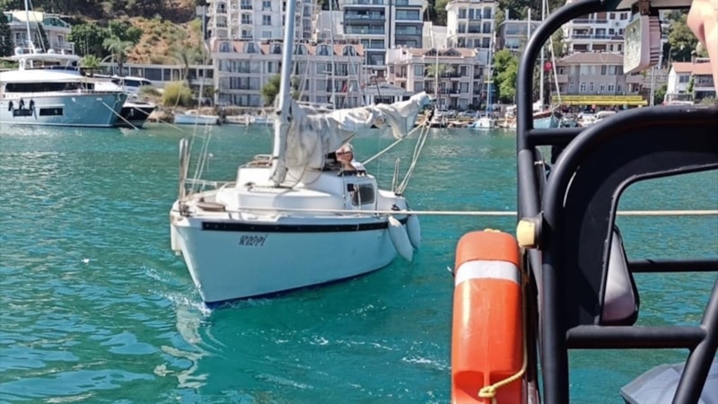 Muğla'da sürüklenen teknedeki 2 kişi kurtarıldı