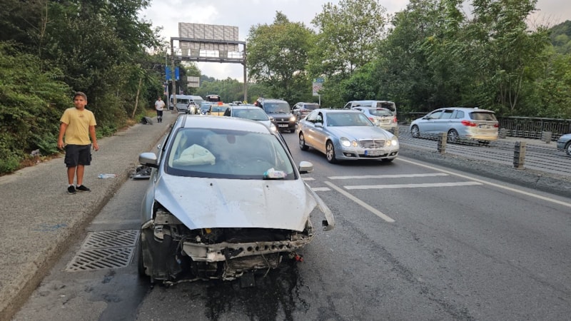 İstanbul'da aşırı hız kaza getirdi: Önce bir araca, ardından bariyere çarptı